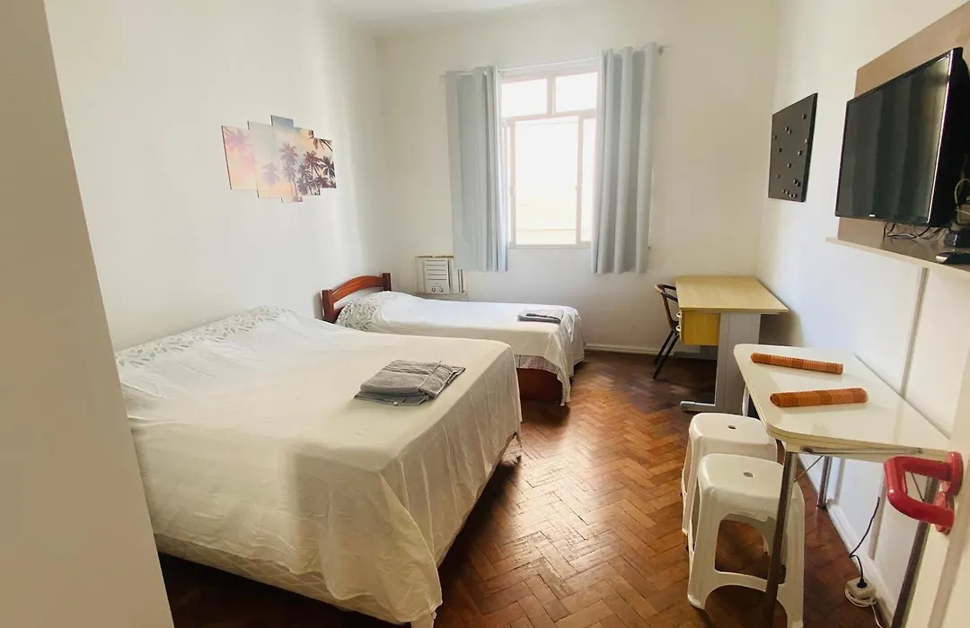 Studio completo na praia de Copacabana , claro e silencioso, com ar, wifi, netflix, até 3 pessoas, pauloangerami BR502-1