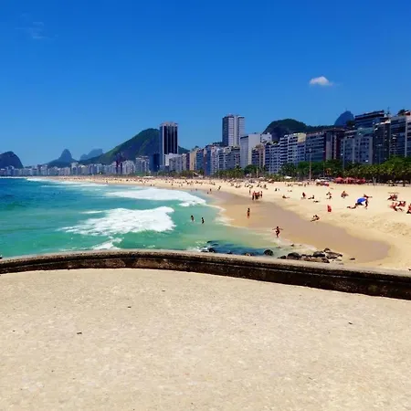 Studio completo na praia de Copacabana , claro e silencioso, com ar, wifi, netflix, até 3 pessoas, pauloangerami BR502-2